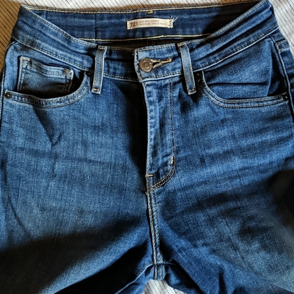 🖤SOLD🖤Levi's 721s • High Rise Medium Wash Skinnies - Picture 3 of 4
